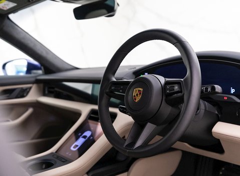 Porsche Taycan TURBO 8