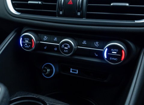 Alfa Romeo Giulia QUADRIFOGLIO 25