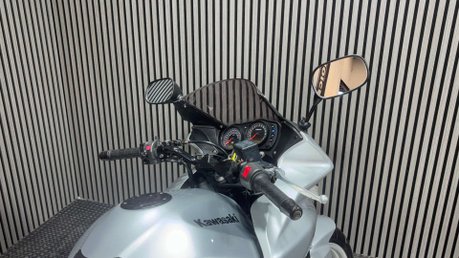 Kawasaki Z ZR750 2007 1 OWNER ONLY 8K NEW MOT WARRANTY 750CC 28