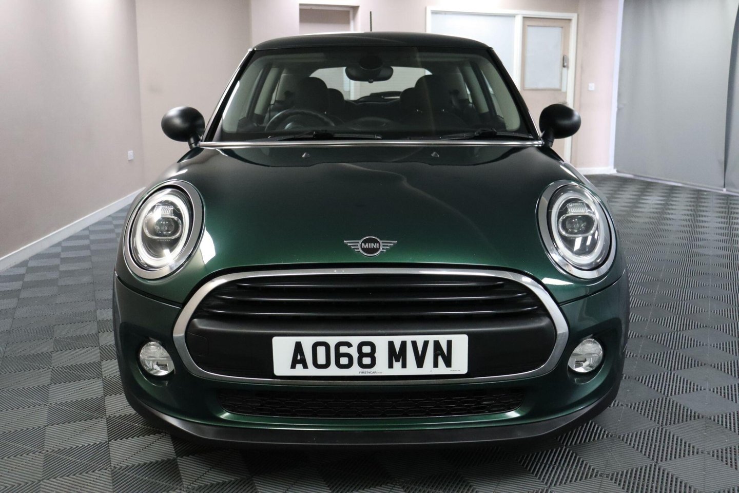 2018 MINI Hatch — image 2