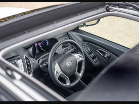 Hyundai ix35 2.0 ix35 Premium 4WD CRDI Auto 4WD 5dr 8