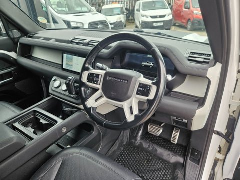 Land Rover Defender S MHEV 7