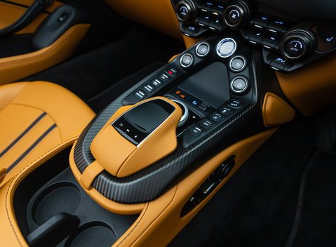 Aston Martin V8 Vantage ROADSTER 25