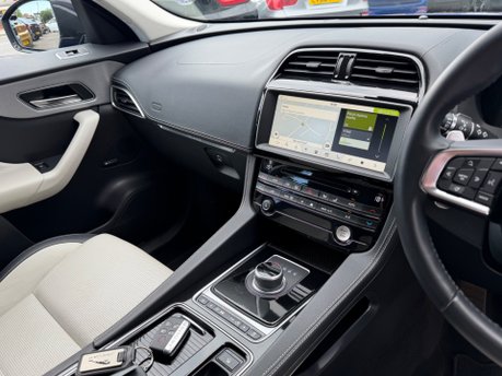 Jaguar F-Pace 2.0 P300 R-Sport SUV 5dr Petrol Auto AWD Euro 6 (s/s) (300 ps) 36