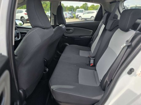 Toyota Yaris 1.5 VVT-h Icon Tech Hatchback 5dr Petrol Hybrid E-CVT Euro 6 (s/s) (100 ps) 18