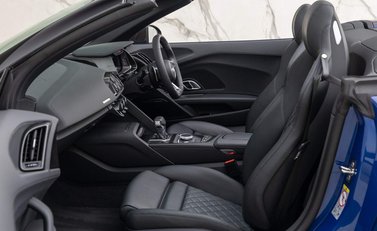 Audi R8 V10 Performance Carbon Black Spyder 8