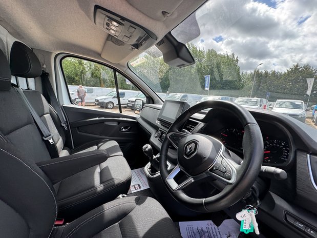 Renault Trafic LWB L2H1 Low Roof LL30 Extra Air Con Alloys Nav Sensors 17