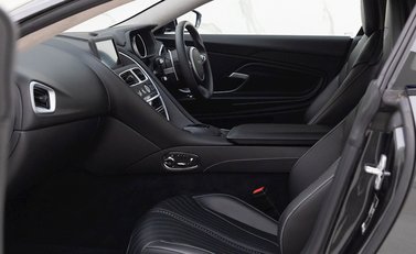 Aston Martin DB11 V8 13