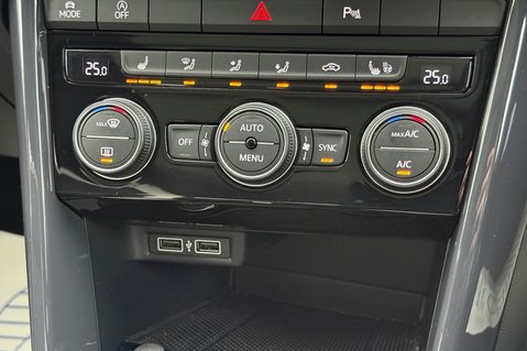 Volkswagen T-Roc SEL TSI EVO DSG -WHITE SILVER -PAN ROOF -CAMERA -WINTER PACK  44