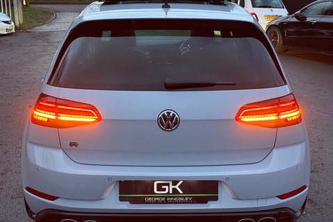 Volkswagen Golf R TSI 4MOTION DSG -LEATHER -CAMERA-PRETORIAS -PAN ROOF -WHITE/SILVER -GHOST 23