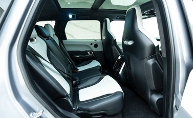 Land Rover Range Rover Sport 5.0 SVR Carbon Edition 13
