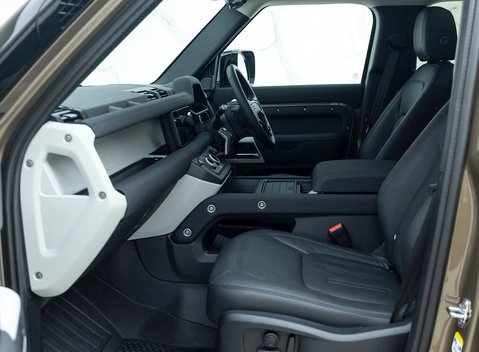 Land Rover Defender 110 D250 First Edition 16