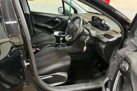 Peugeot 208 1.2 PureTech Signature Hatchback 5dr Petrol Manual Euro 6 (s/s) (82 ps) 9