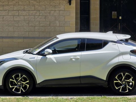 Toyota C-HR 1.8 C-HR Design HEV CVT 5dr 28
