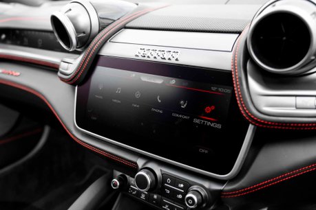 Ferrari GTC4 Lusso V12. CARBON FIBRE INTERIOR. PANORAMIC ROOF. PASSENGER DISPLAY. 14