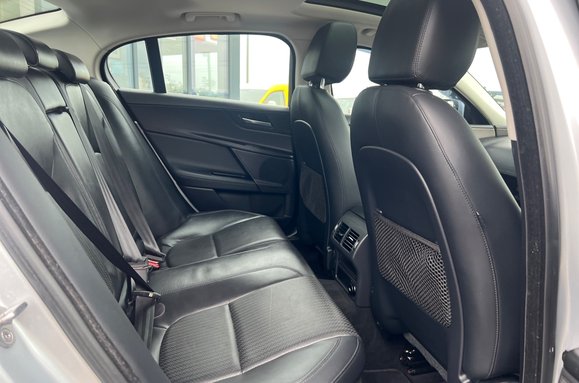 Jaguar XE 2.0 D PORTFOLIO AUTO 26