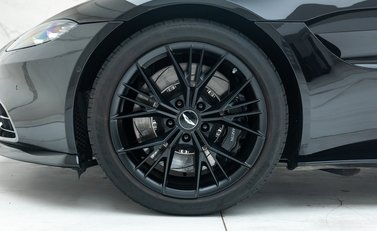 Aston Martin Vantage V8 32