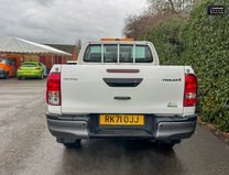 Toyota Hilux Active | 2.4 LT | AC | Sensors | Double Cab | 7
