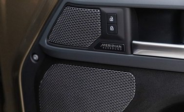 Land Rover Defender X 19