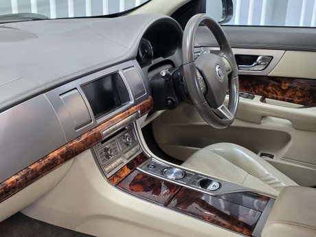 Jaguar XF 3.0d V6 Premium Luxury Saloon 4dr Diesel Auto Euro 5 (240 ps) 8