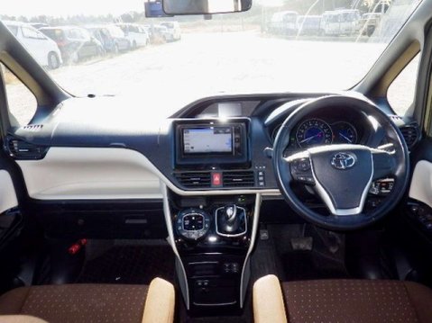 Toyota Noah Hybrid G 9