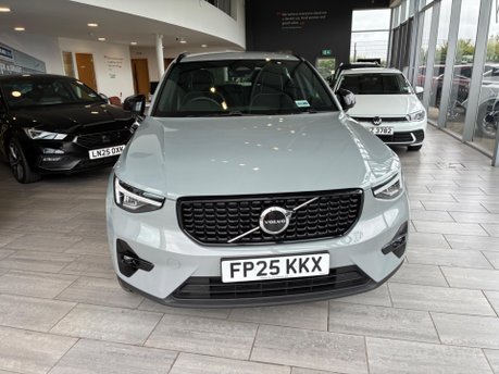 Volvo XC40 2.0 B4 MHEV Plus Dark DCT Auto Euro 6 (s/s) 5dr