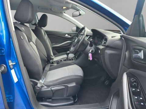 Vauxhall Grandland X 1.2 Turbo SE Premium Euro 6 (s/s) 5dr 12