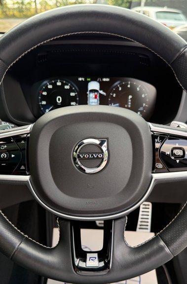 Volvo XC60 T5 R-DESIGN PRO AWD -ONE OWNER - 7 VOLVO SERVICES 