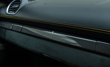 Porsche Cayman GT4 (718) 21