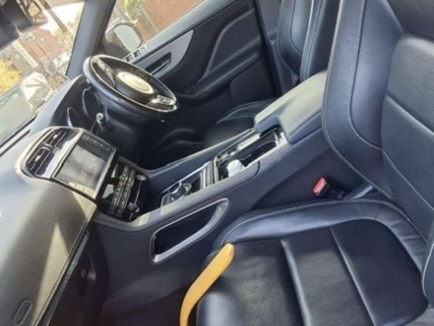 Jaguar F-Pace 2.0 F-PACE R-Sport AWD D Auto 4WD 5dr 3