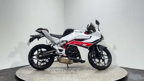 Hyosung GD 2016 ONLY 1K VERY CLEAN LIGHT WEIGHT SPORTS BIKE 250CC NEW MOT 1