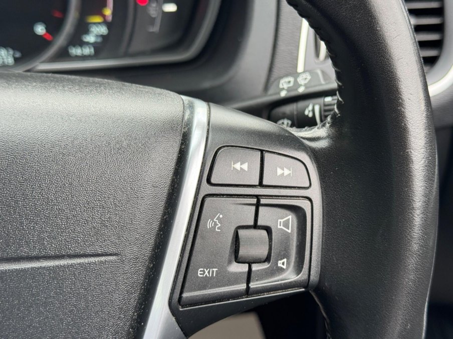2015 Volvo V40 — image 31