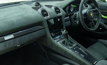 Porsche Cayman GT4 RS (718) 17