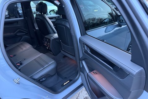 Porsche Cayenne V6 S E-HYBRID BLACK EDITION - PANORAMIC ROOF - AS NEW CONDITION 35