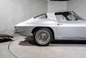 Chevrolet Corvette Stingray SPLIT WINDOW MANUAL FUELIE. FULL RESTO. MATCHING NUMBERS. IMMACULATE. 9