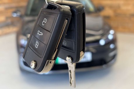 Volkswagen Golf 35.8kWh e-Golf Hatchback 5dr Electric Auto (136 ps) 12