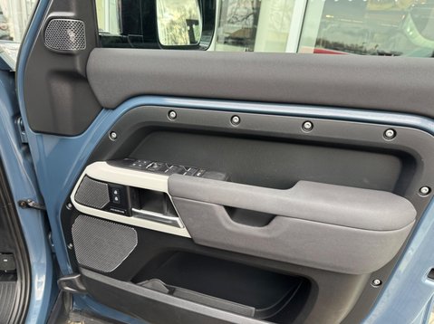 Land Rover Defender SE MHEV 26