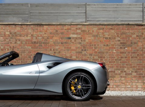 Ferrari 488 Spider 32