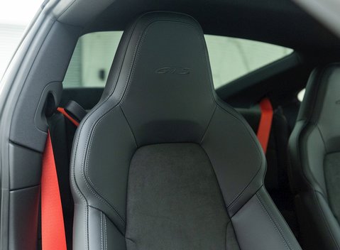 Porsche 911 (992) Carrera GTS 11