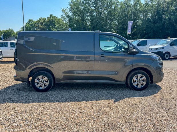 Ford Transit Custom AUTO SWB L1H1 Low Roof Limited 300 Air Con Alloys Sensors Tow Bar EURO 6 5