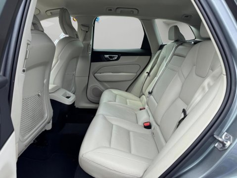 Volvo XC60 2.0 B4 MHEV Momentum Auto AWD Euro 6 (s/s) 5dr 47