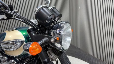 Triumph Bonneville 2004 ONLY 10K STUNNING MODERN CLASSIC NEW MOT 790CC 12