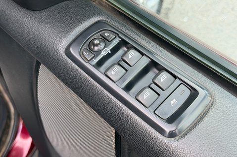Land Rover Discovery SDV6 SE TECH - 11 SERVICES RECORDED INC CAMBELT CHANGE 33