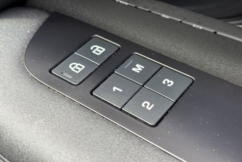 Land Rover Discovery D300 HSE Panel Van - Rear Seat Conversion / Black Pack 31