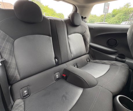 Mini Hatch Cooper 1.5 Petrol Manual Chili / Media XL 3 door - SAT NAV + APPLE CAR PLAY 5