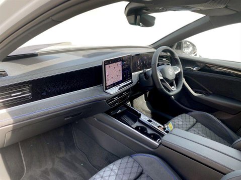 Volkswagen Passat 1.5 TSI eHybrid 19.7kWh R-Line Estate 5dr Petrol Plug-in Hybrid DSG Euro 6 15