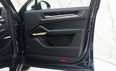 Porsche Cayenne TURBO E-HYBRID COUPE WITH GT PACKAGE 31