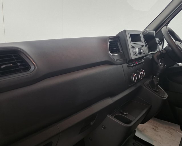 Renault Master RENAULT MASTER LWB DIESEL FWD LM35dCi 135 Business+ Medium Roof Van