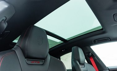 Porsche Macan GTS Electric 21