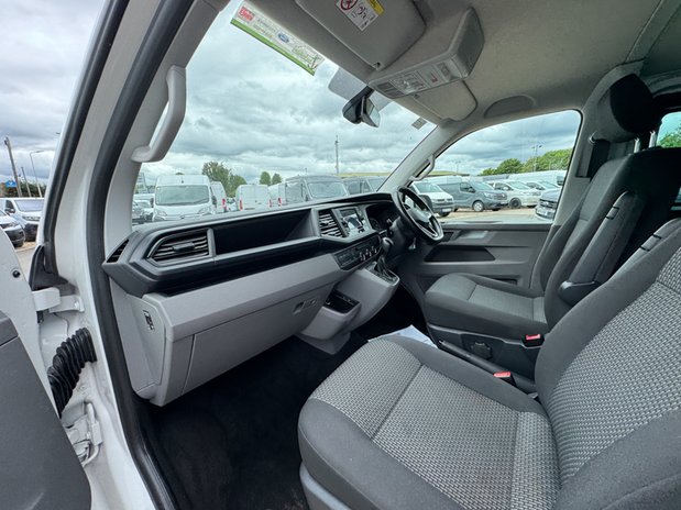 Volkswagen Transporter Crew Cab AUTO LWB L2H1 Highline T32 A/C Alloys Sensors EURO 6 NO VAT 18
